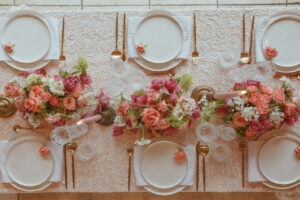 Composition florale lors d'un mariage réalisée par les fleurs de mademoiselle