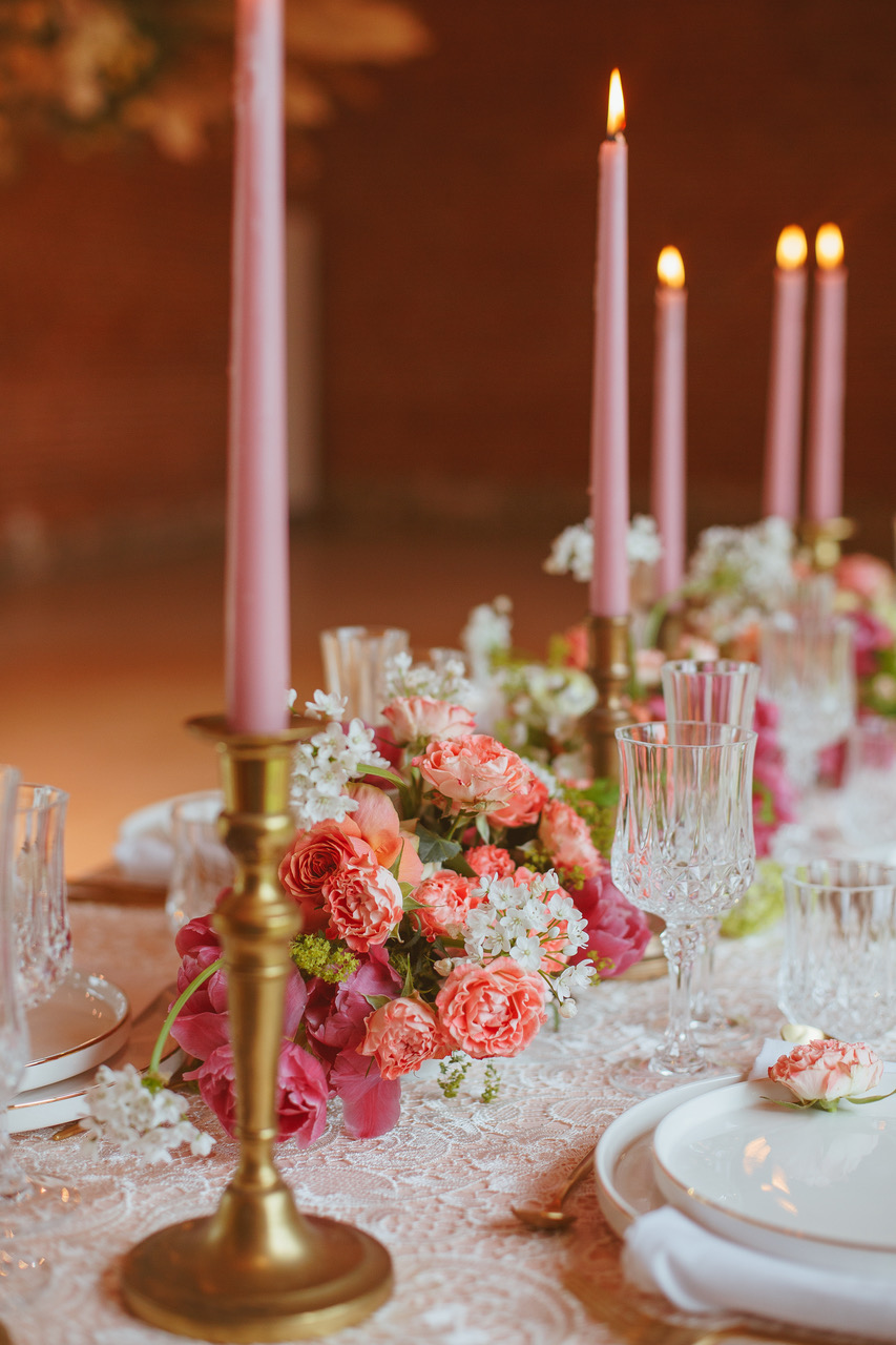 centre de table fleuri avec bougie pour un mariage par les fleurs de mademoiselle