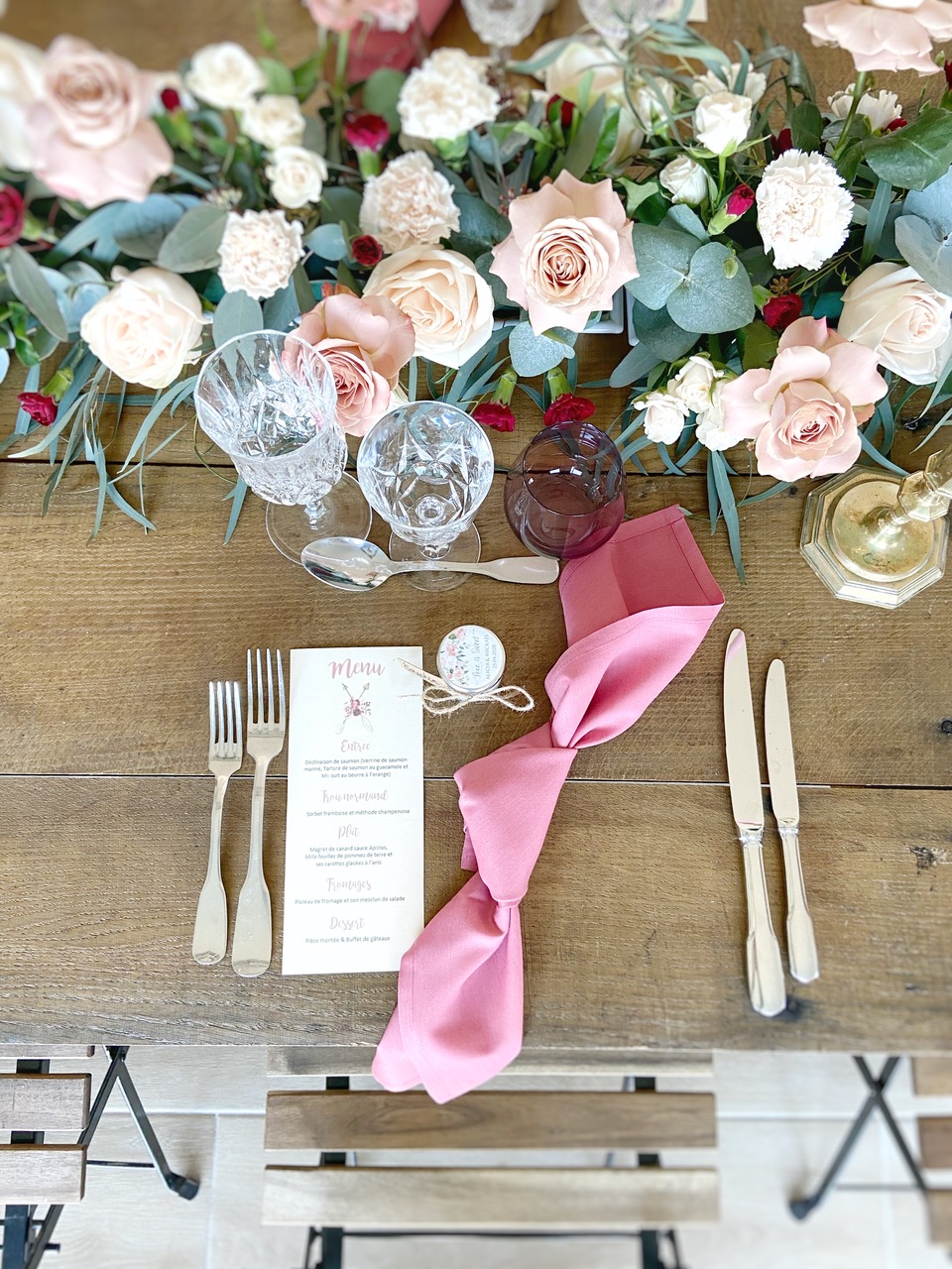 Composition florale sur la table d'un mariage par les fleurs de mademoiselle région normandie